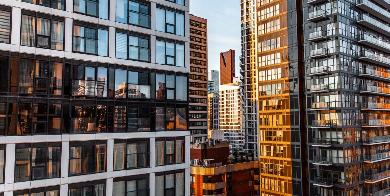 modern tall glasbuildings downtown